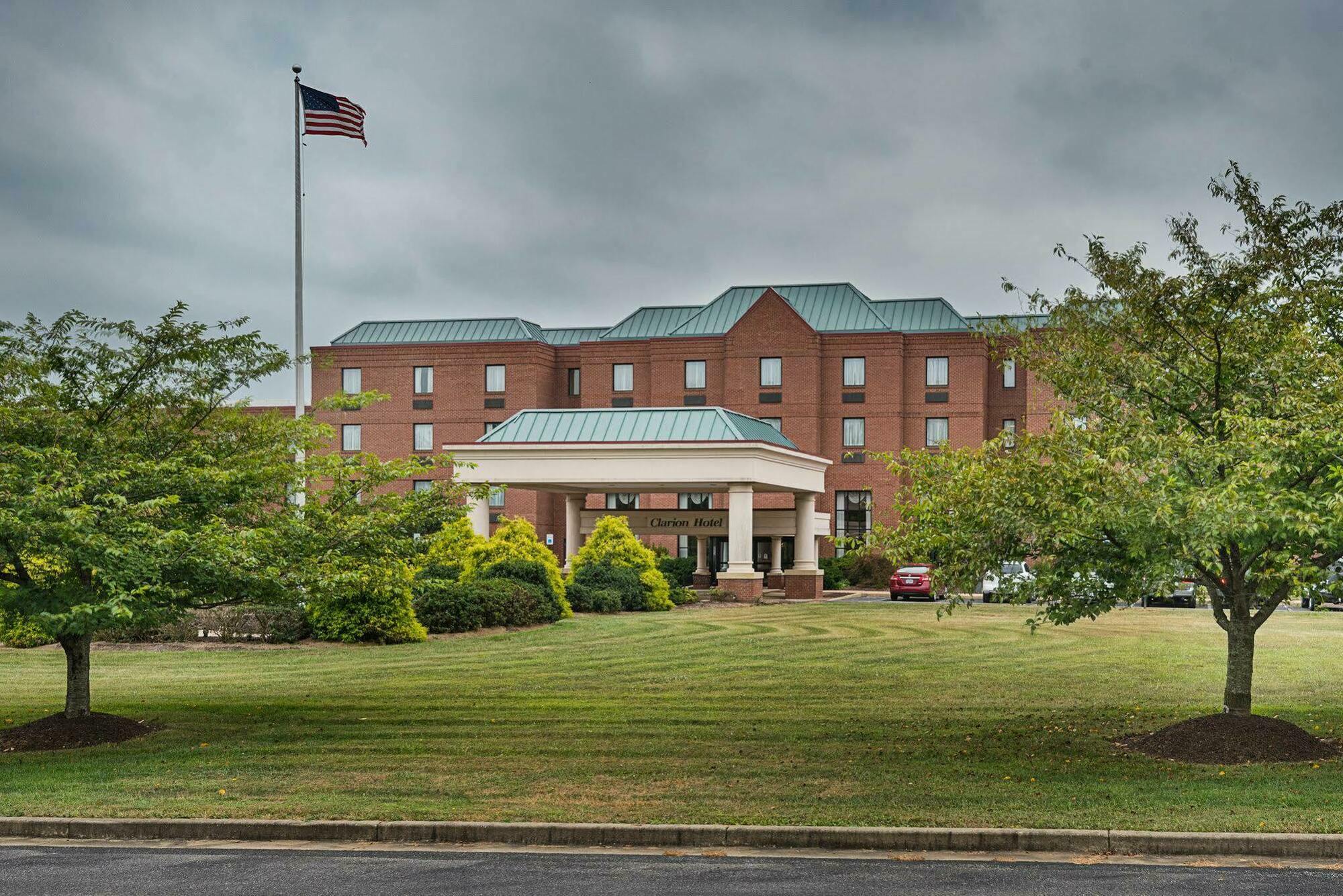 Clarion Hotel & Conference Center Shepherdstown Bagian luar foto